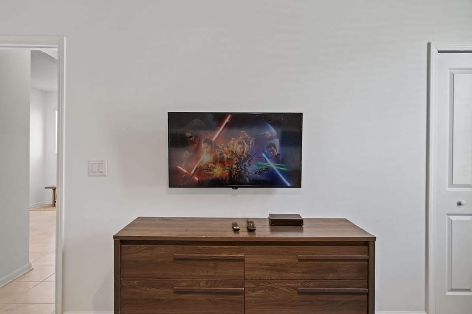House | 3 bedrooms, desk