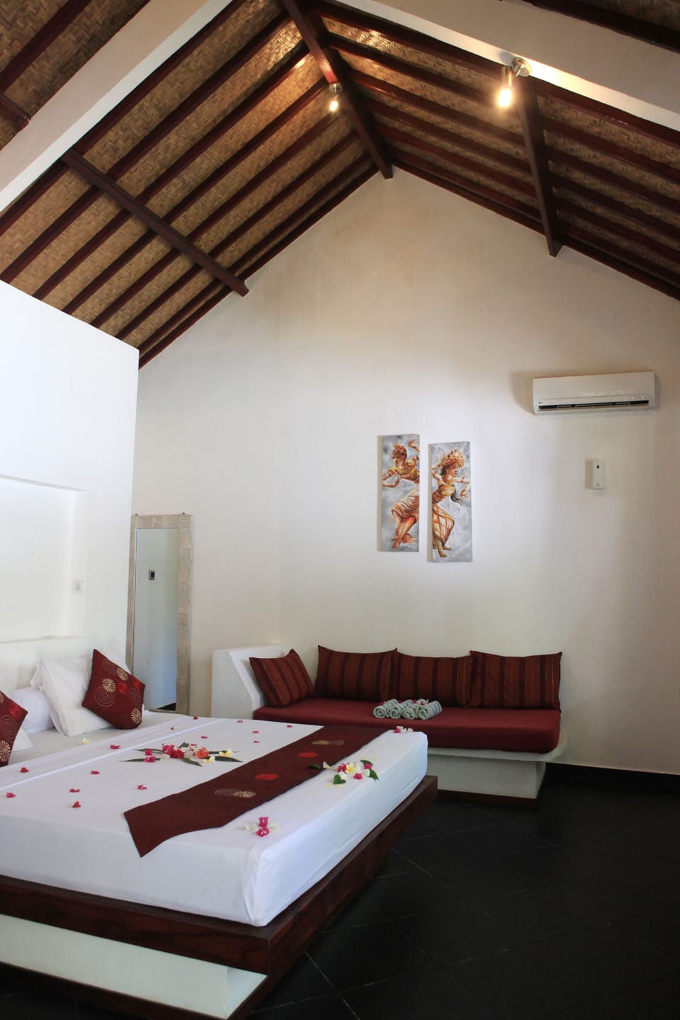 Deluxe Room, Garden View | Minibar, in-room safe, desk, soundproofing