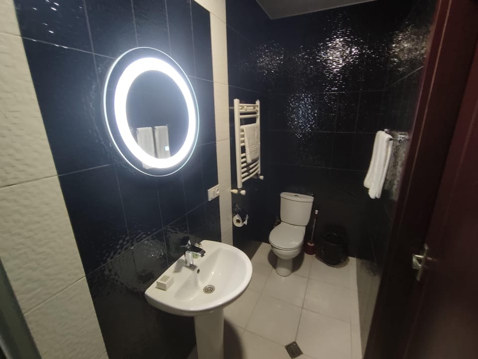 Standard Double Room | Bathroom | Hair dryer, towels, soap, shampoo