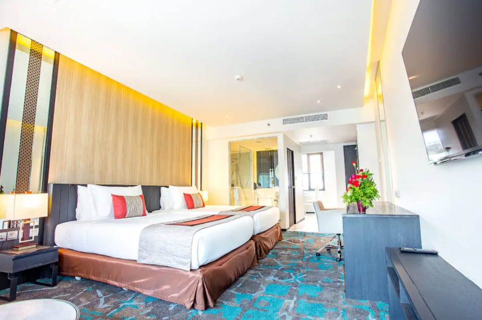 Corner Suite | In-room safe, desk, laptop workspace, free WiFi