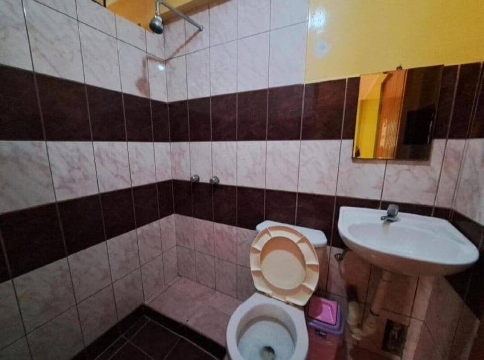 Superior Double Room | Bathroom | Shower, rainfall showerhead, towels, soap