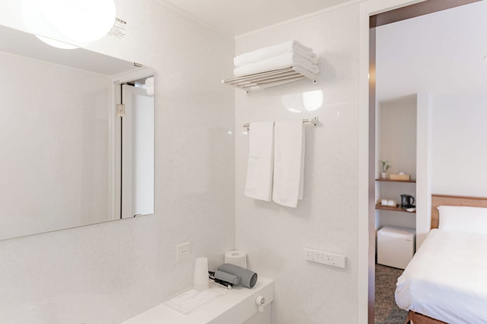 Family Twin Room | Bathroom | Combined shower/tub, free toiletries, hair dryer, slippers