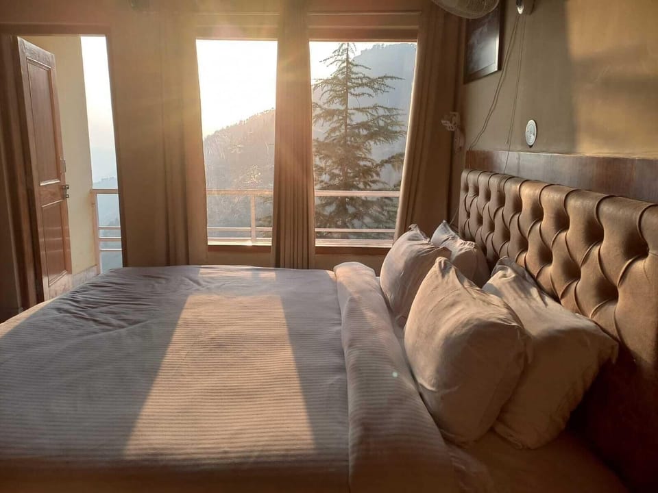 Premium bedding, minibar, bed sheets