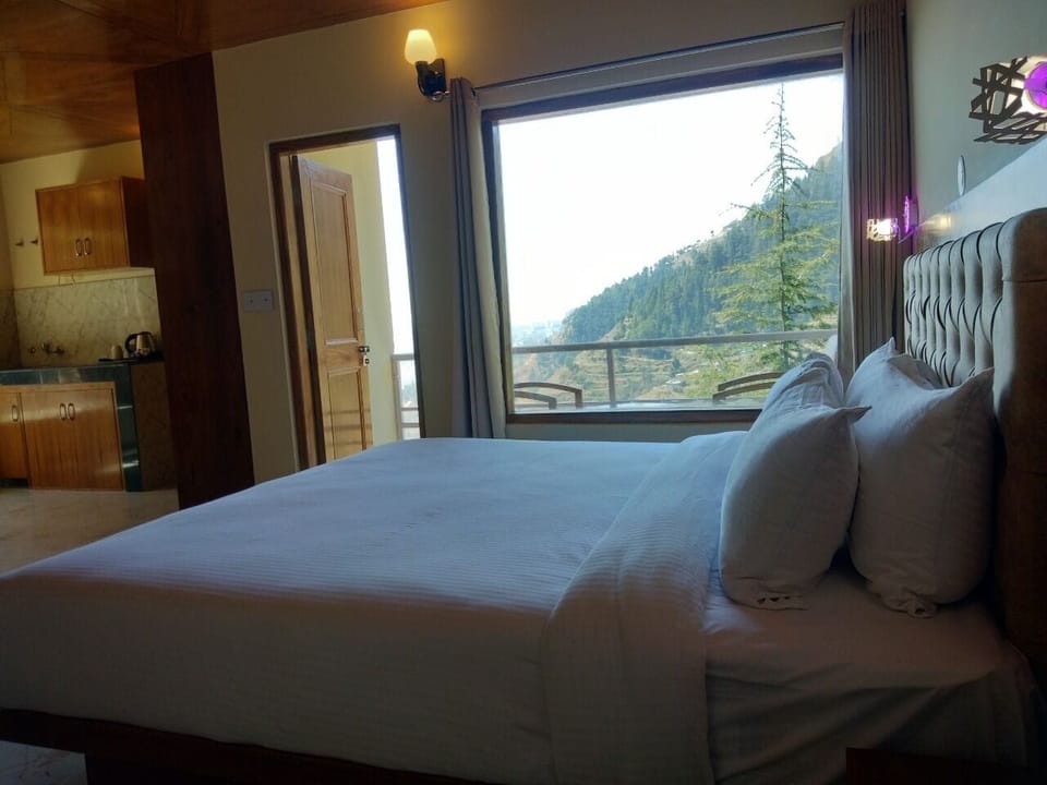 Signature Tree House | Premium bedding, minibar, bed sheets