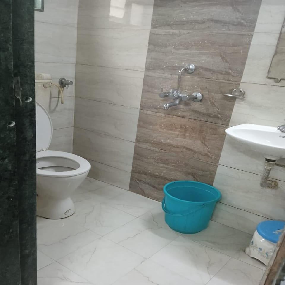 Standard Room, 1 Bedroom | Bathroom | Shower, rainfall showerhead, towels, soap
