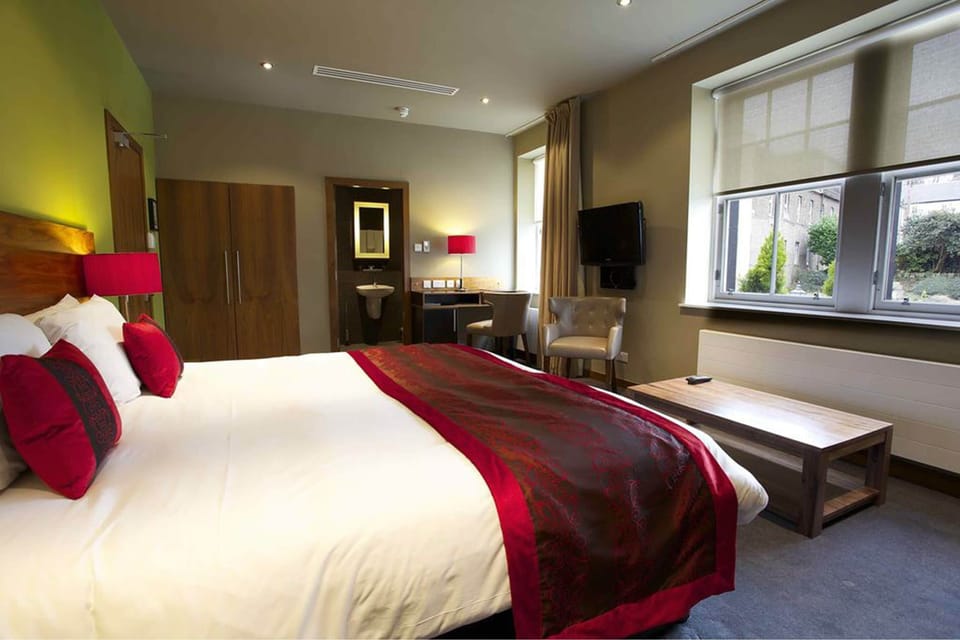Executive Double Room, Street View | Premium bedding, desk, blackout drapes, soundproofing