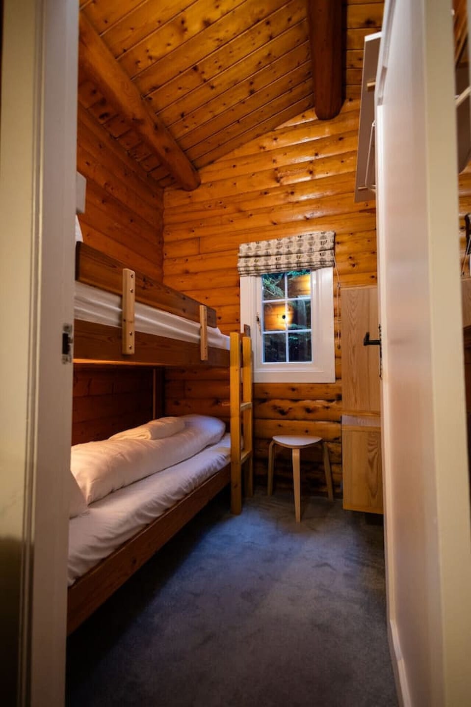 3 bedrooms, desk