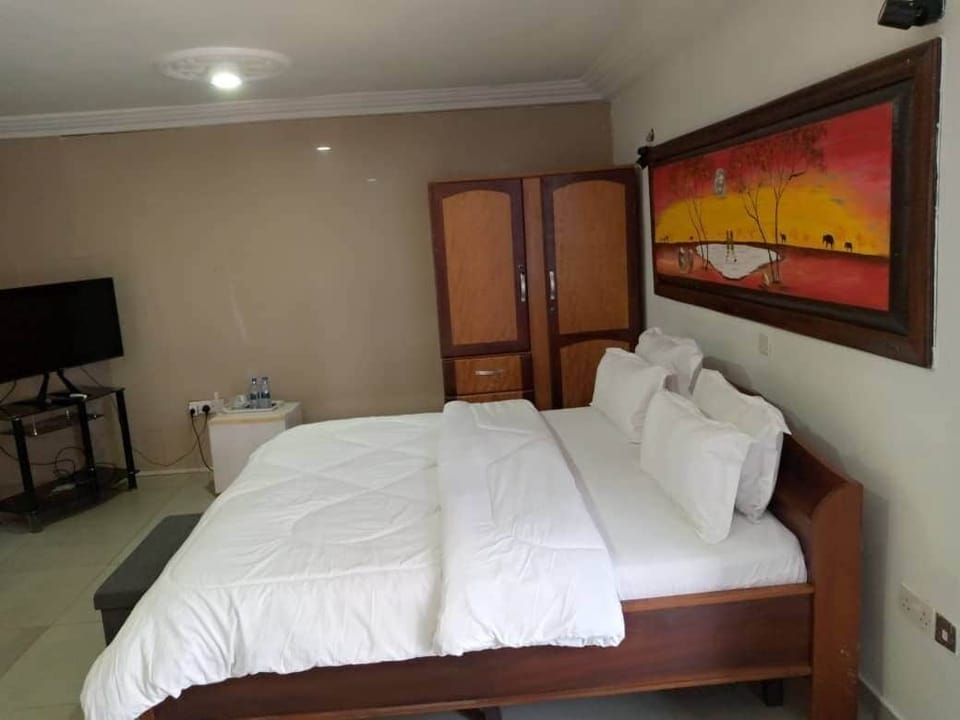 Deluxe Double Room | Desk, laptop workspace, WiFi (free), individually decorated