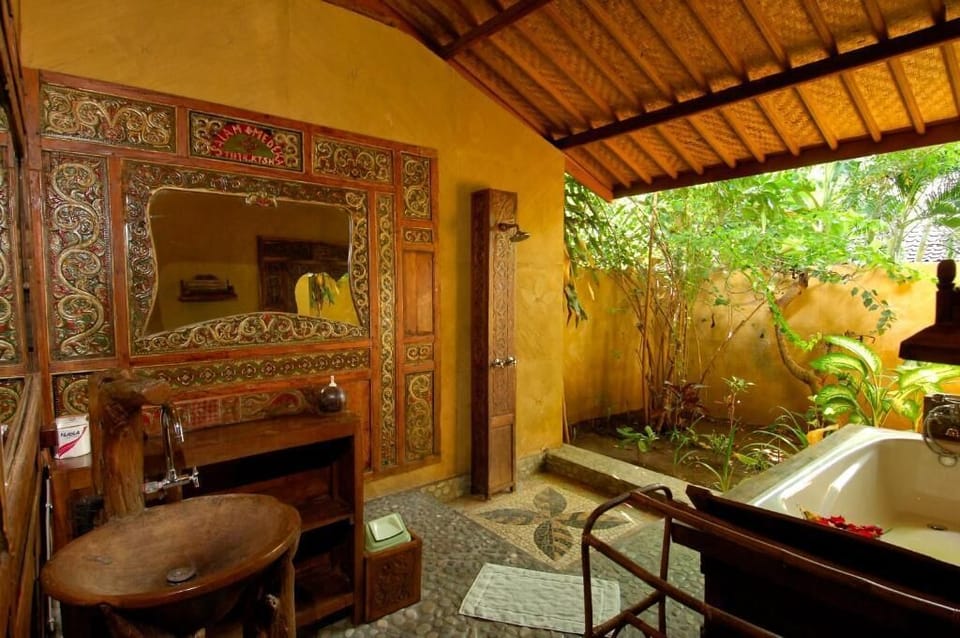 Deluxe bungalow with garden view | Bathroom | Separate tub and shower, hair dryer, bidet, towels