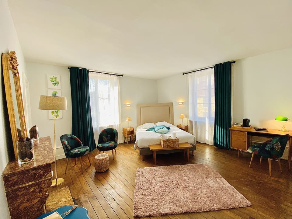 Classic Double Room | Desk, laptop workspace, bed sheets