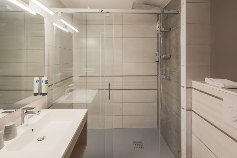 Twin Room | Bathroom | Free toiletries, hair dryer, towels