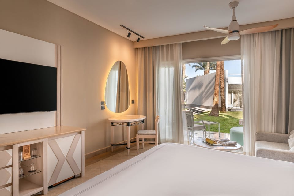 Deluxe Room, Garden View | Minibar, in-room safe, desk, blackout drapes