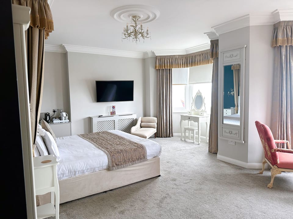 Superior King Room with Sea View | Hypo-allergenic bedding, iron/ironing board, free WiFi, bed sheets