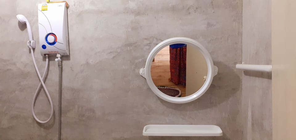 Basic Bungalow | Bathroom | Shower, rainfall showerhead, free toiletries, towels