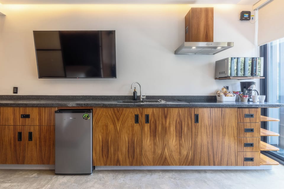 Coffee/tea maker, full-size fridge, microwave, stovetop