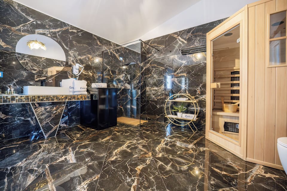 Luxury Studio Suite | Bathroom | Free toiletries, hair dryer, bathrobes, bidet