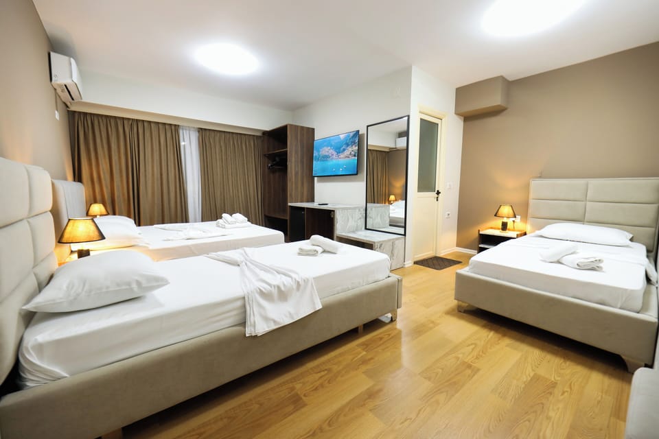 Deluxe Room | Desk, laptop workspace, blackout drapes, soundproofing