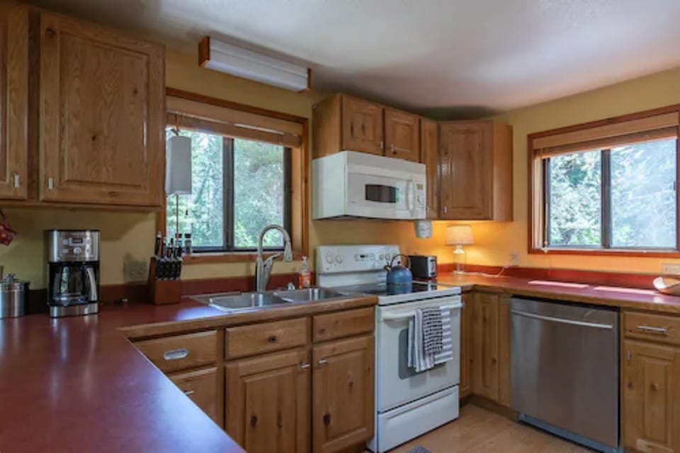 House (4 Bedrooms) | Private kitchen | Fridge, microwave, oven, stovetop