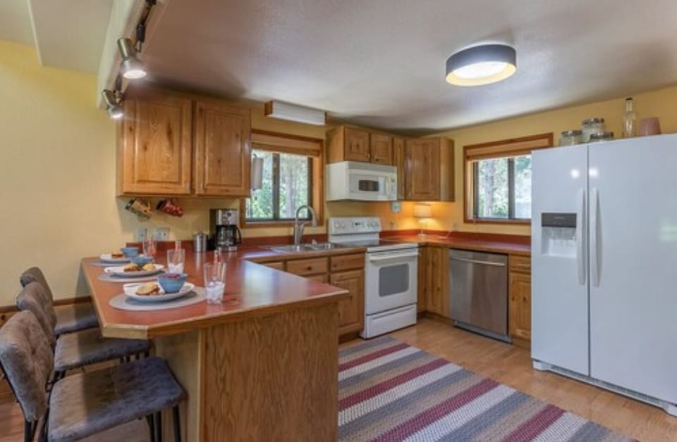 House (4 Bedrooms) | Private kitchen | Fridge, microwave, oven, stovetop