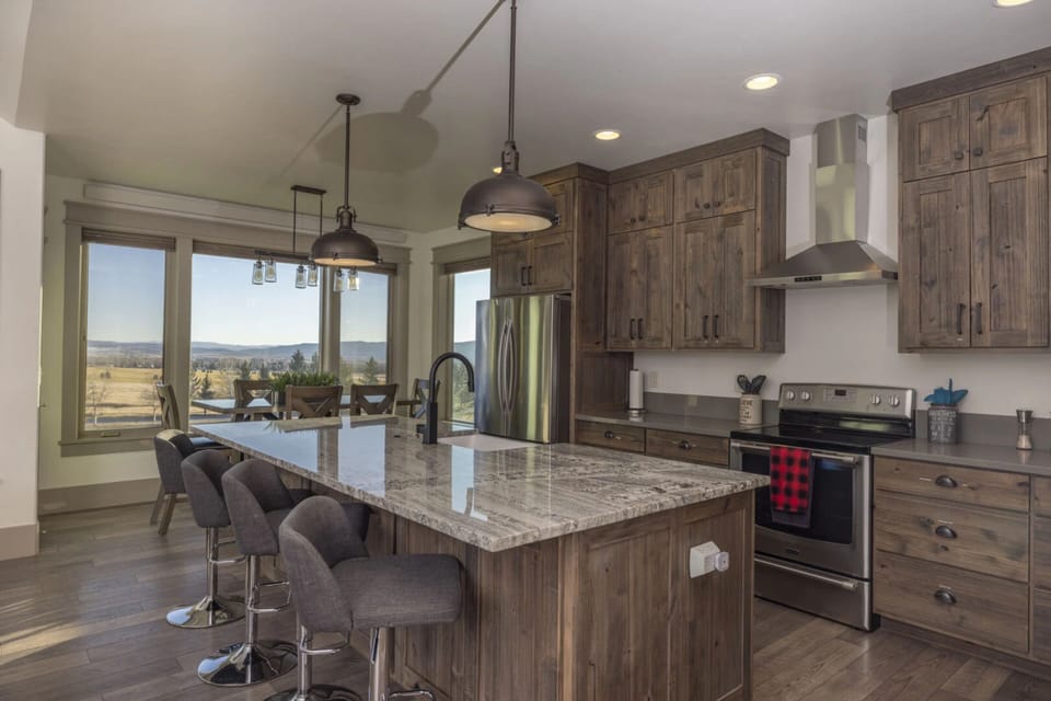 House (5 Bedrooms) | Private kitchen | Fridge, microwave, oven, stovetop