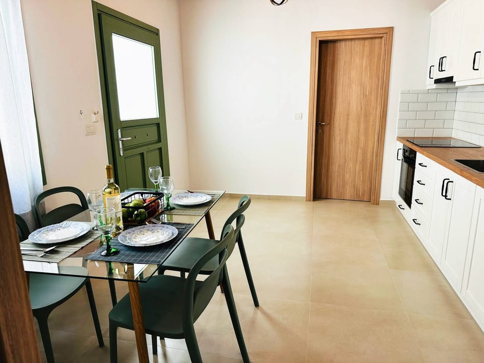 House, 2 Bedrooms, Balcony, Garden View | Private kitchen