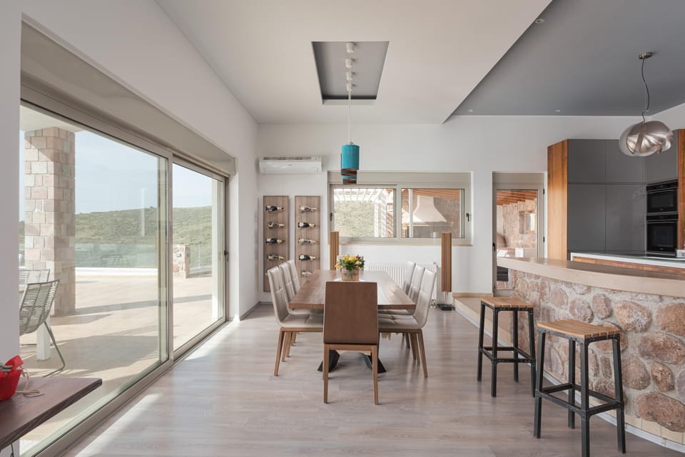 Deluxe Villa | Living area | 60-inch Smart TV with cable channels, fireplace, video-game console