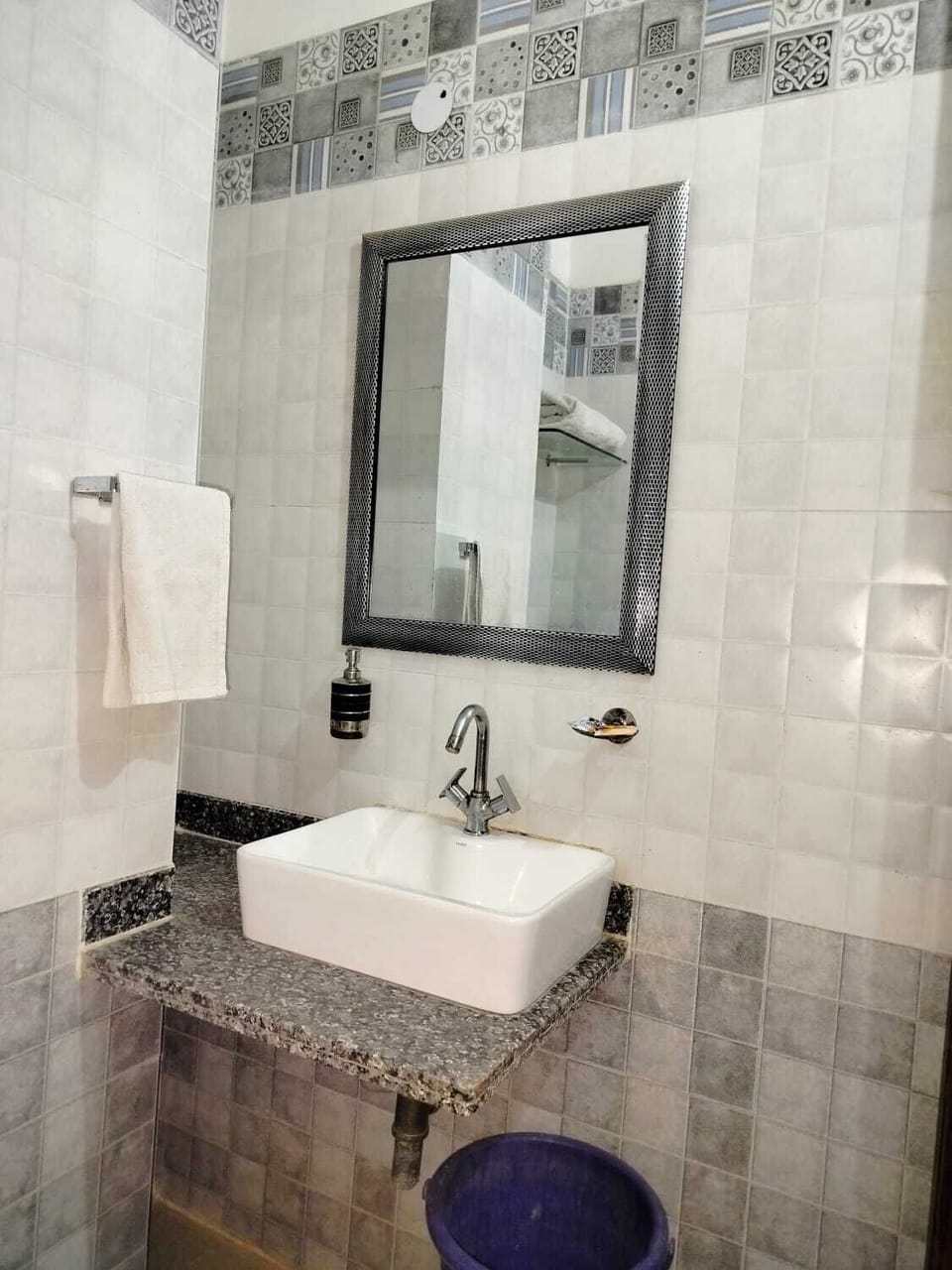Deluxe Room | Bathroom | Shower, towels, toilet paper