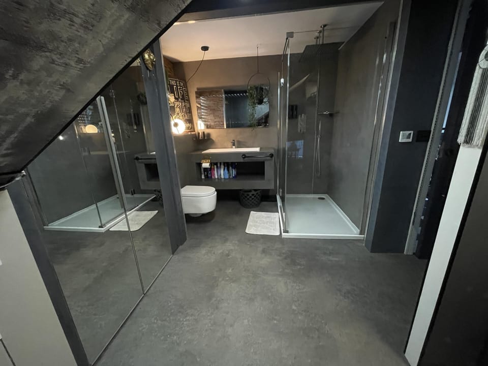 Artsy Retreat - Sleeps 4, Free Parking & Balcony House in London Borough of Croydon