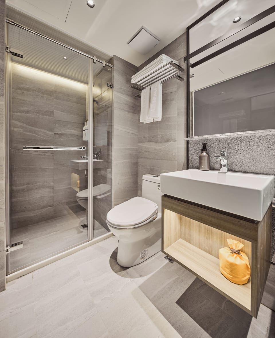 Superior Twin Room, City View | Bathroom | Shower, hydromassage showerhead, hair dryer, towels