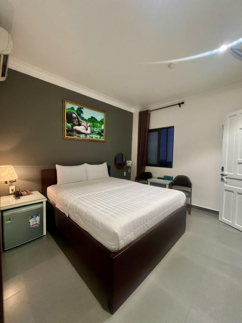 Free minibar items, desk, free WiFi, bed sheets