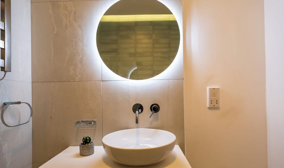 Deluxe Double Room, Balcony | Bathroom | Hair dryer, towels, soap, shampoo