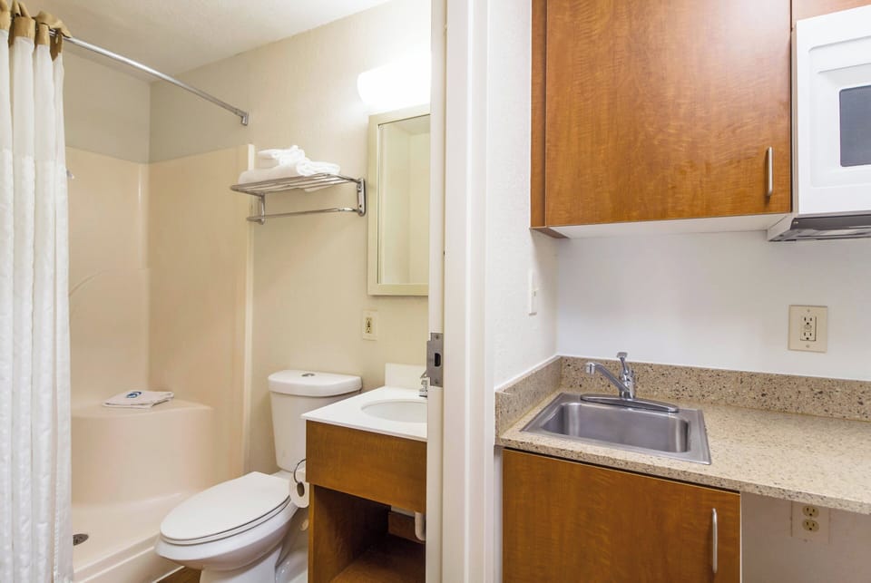 Shower, free toiletries, towels