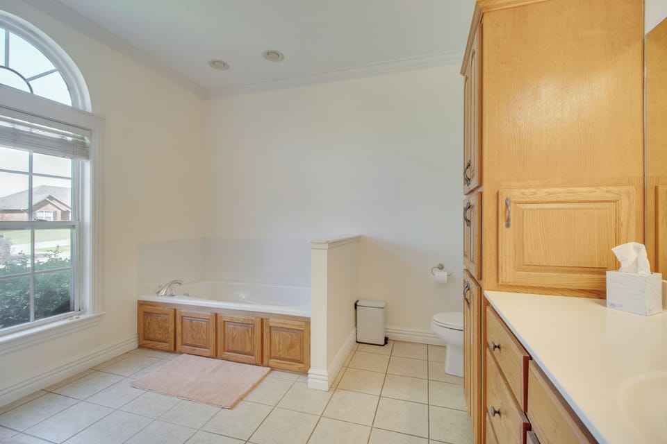2 Mi to Grand Lake: Grove Home w/ Fenced-in Yard Cottage in Grove