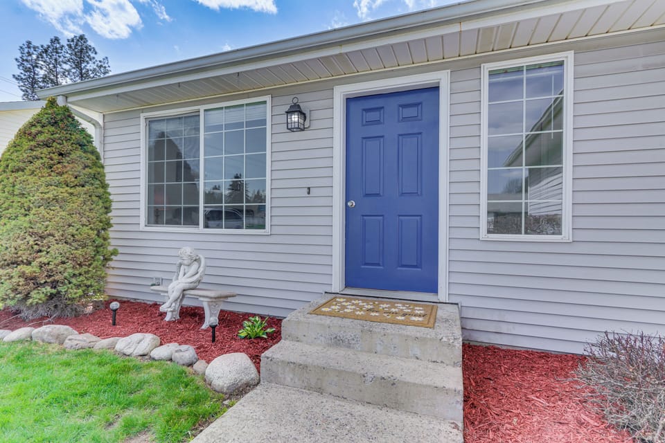 Charming Home w/ Patio: 3 Mi to Hayden Lake! Cottage in Hayden