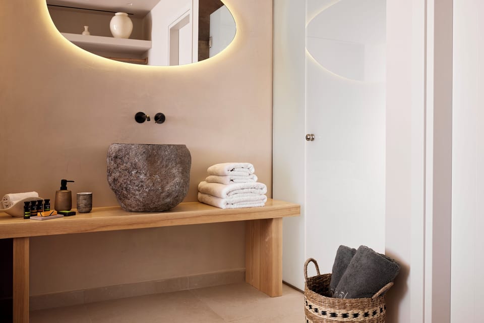 Superior Suite with Sea View | Bathroom | Shower, rainfall showerhead, free toiletries, hair dryer