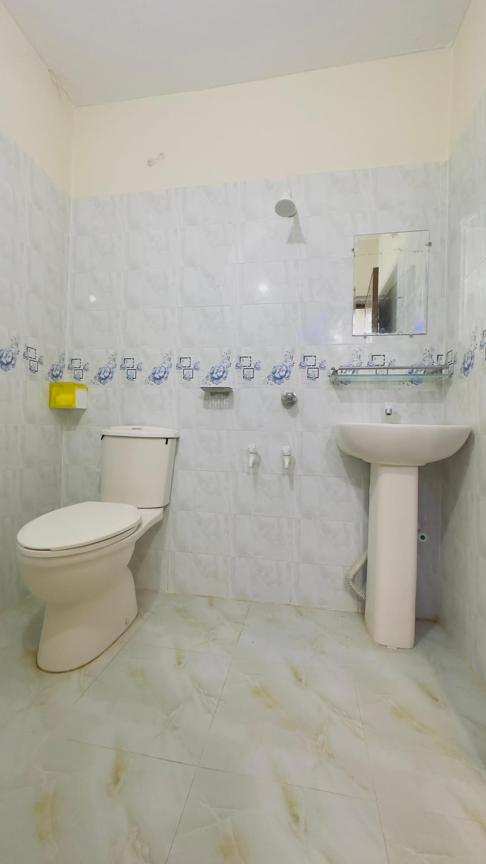 Family Room | Bathroom | Shower, rainfall showerhead, free toiletries, towels