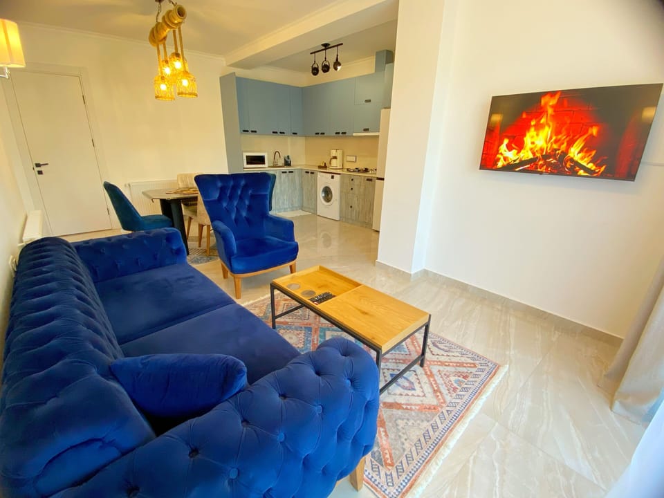 Luxury Apartment, City View | Living area | Netflix, streaming services