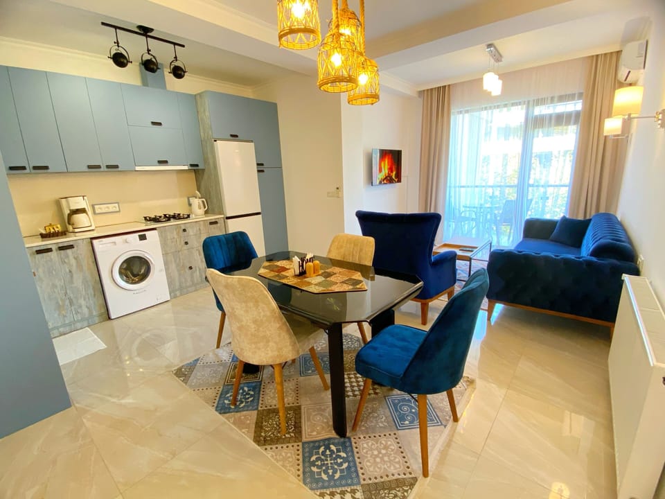 Luxury Apartment, City View | Living area | Netflix, streaming services