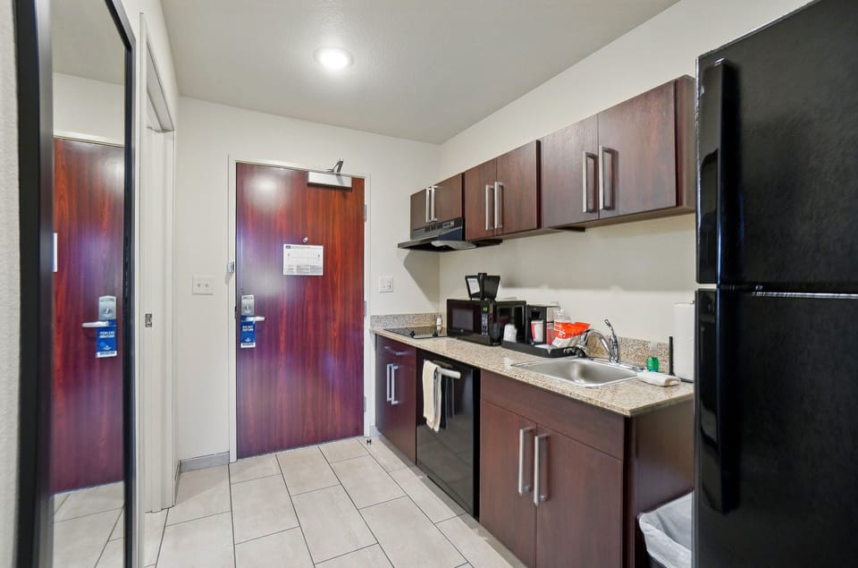 Desk, laptop workspace, iron/ironing board, free WiFi