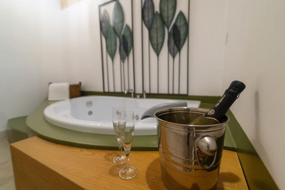Luxury Studio Suite | Bathroom | Shower, rainfall showerhead, free toiletries, hair dryer