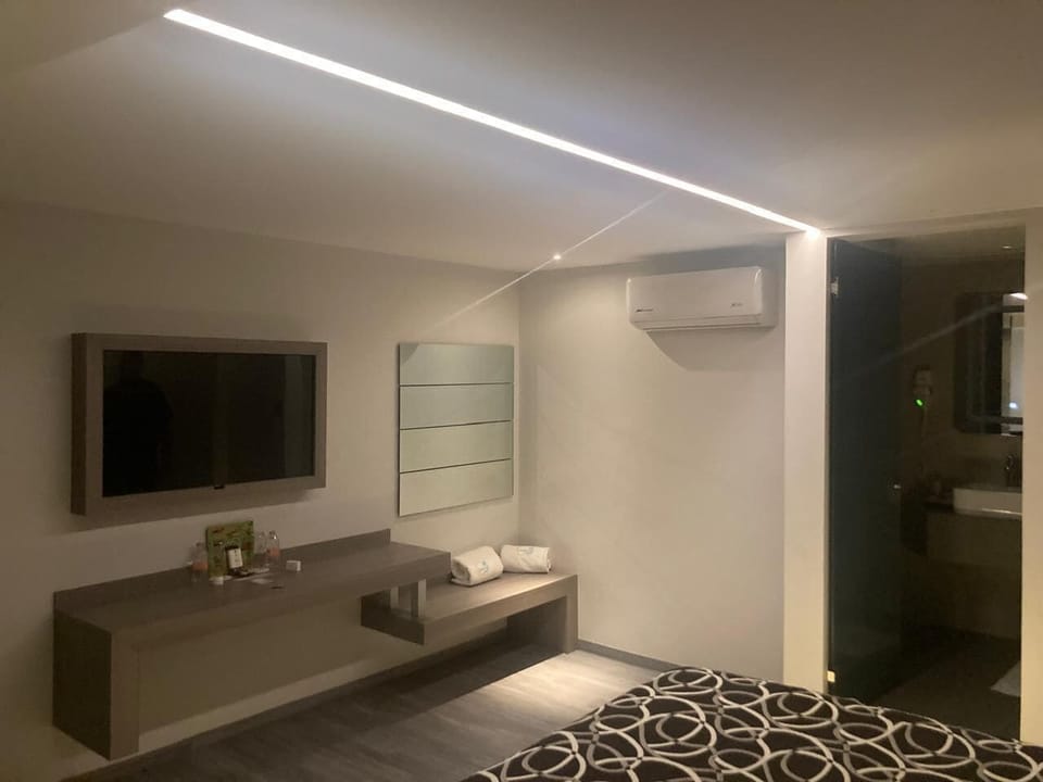 Business Room | 1 bedroom, desk, laptop workspace, blackout drapes