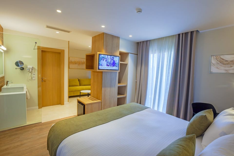 Junior Suite | Premium bedding, minibar, in-room safe, laptop workspace