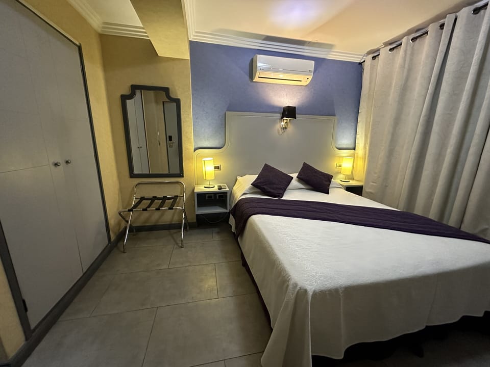 Single Room | In-room safe, soundproofing, free WiFi, bed sheets