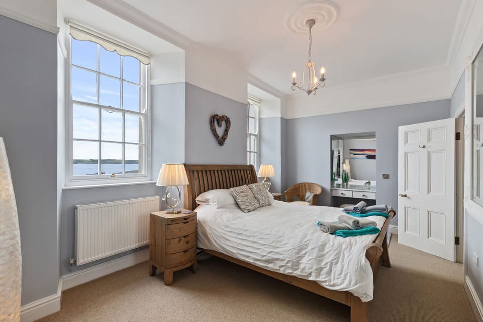 Laston Garden Apartment - Sea Views Large Terrace Apartment in Wales