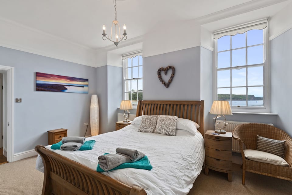 Laston Garden Apartment - Sea Views Large Terrace Apartment in Wales