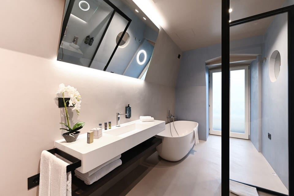 Suite | Down comforters, minibar, in-room safe, desk