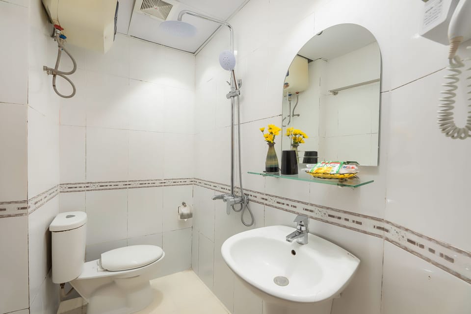 Family Room | Bathroom | Free toiletries, hair dryer, slippers, bidet