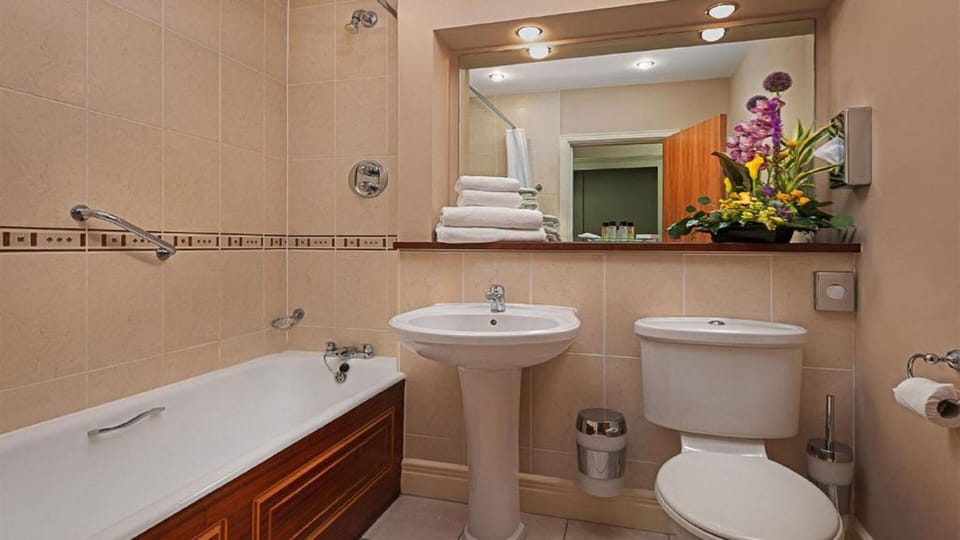 Combined shower/tub, towels