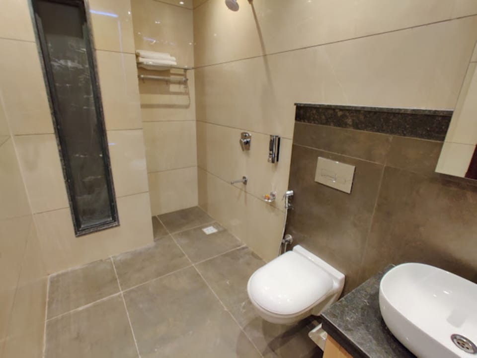 Superior Room | Bathroom | Shower, free toiletries, hair dryer, slippers