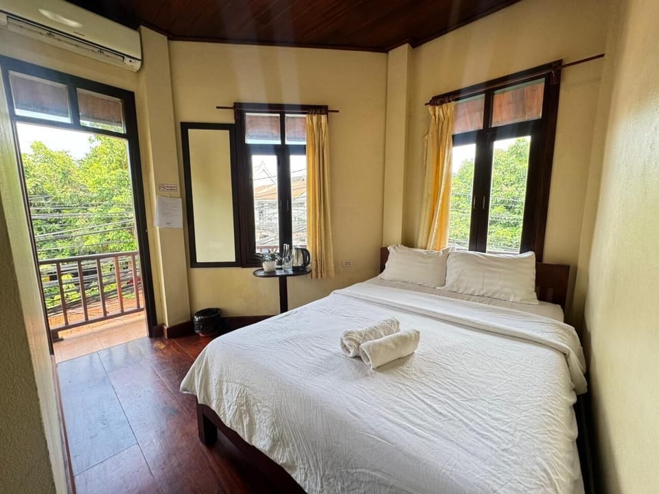 Deluxe Double Room | Desk, free WiFi, bed sheets
